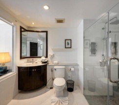 Двухместный номер Deluxe Terrace с балконом и с видом на бассейн двуспальная кровать в Thavorn Palm Beach Resort Phuket