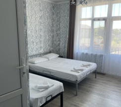 Номер Comfort с балконом и с красивым видом из окна в Azname