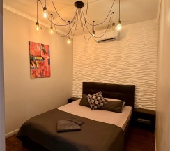 Улучшенный  номер с одной кроватью размером Queen Size без окна (Отель Мёд) №8 в Мёд & Маяк