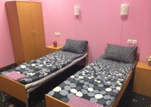 Кровать в общем номере с красивым видом из окна в Arena hostel