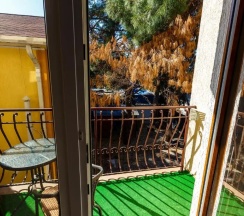 Апартаменты c 1 комнатой с балконом и рядом с пляжем в Апартаменты Apartment on Primorskaya