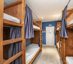 Кровать в общем номере (мужской номер) в Море