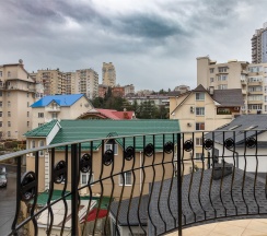 Люкс с балконом с видом на город в Golden House