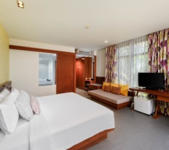 Двухместный номер Deluxe Jacuzzi с видом на море двуспальная кровать в Karon Phunaka Resort