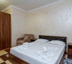 Стандартный трехместный номер в Парус