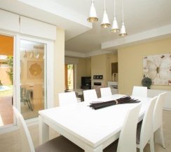 Вилла с 5 комнатами с видом на море в Villas Av Los Altos De Marbella