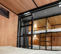 Кровать в женском 4-местном номере (удобства на этаже) в Sleep box