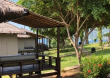 Бунгало с балконом и с частичным видом на море в HIP Seaview Resort at Phi Phi