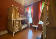 Место в 6-ти местном общем номере со шторками в Cuba hostel