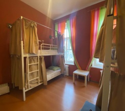 Место в 6-ти местном общем номере со шторками в Cuba coliving