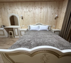 Двухместный номер в коттедже двуспальная кровать в Марго