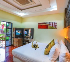 Двухместный Bungalow Suite с балконом и с видом на бассейн двуспальная кровать в Отель Royal Beach Boutique Resort & Spa