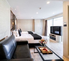 Четырёхместный люкс с 2 комнатами с балконом в The Sanctuary Phratamnak Pattaya
