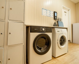 Кровать в четырехместном мужском номере в New Day