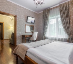 Двухместный полулюкс №4 с 2 комнатами с красивым видом из окна двуспальная кровать в Лель