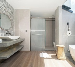 Двухместная вилла с балконом двуспальная кровать в Howard Johnson by Wyndham Phuket Naiyang