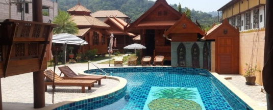 Студия Deluxe с красивым видом из окна в Golden Teak Resort Baan Sapparot