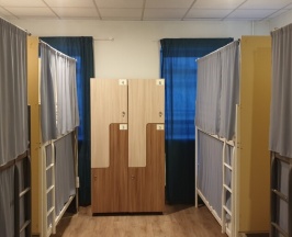 Кровать в восьмиместном номере в Maestro Hostel