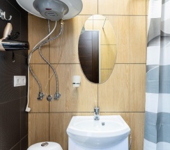 1-комнатные апартаменты эконом с 1 двуспальной кроватью (без окна) в Prim Rooms Apt Apartments (Прим Румс Апт Апартментс)