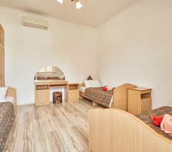 Трёхместный номер Standard с балконом и с красивым видом из окна в Ахимса