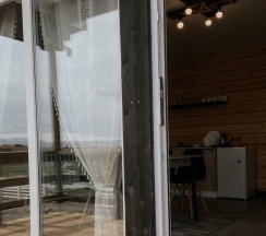 Трехместный номер с двуспальной и односпальной кроватью в Шум ручья