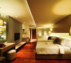 Четырёхместный номер Sunset Deluxe с балконом и с видом на бассейн в Phuket Graceland Resort And Spa
