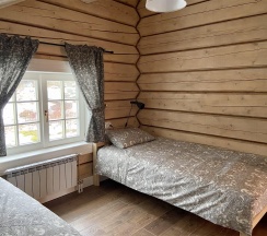 Коричневый дом с видом на озеро в Forrest Lodge Karelia