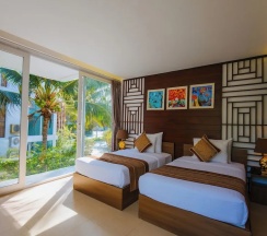 Двухместный номер Grand с балконом и с видом на сад двуспальная кровать в Villa Del Sol Beach resort & Spa