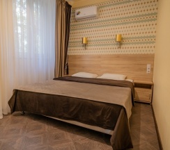 Шестиместный номер Семейный Комфорт с красивым видом из окна в Литфонд