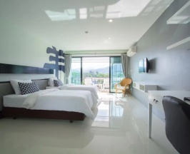 Двухместная студия Deluxe с видом на бассейн двуспальная кровать в Baba House Phuket Hotel