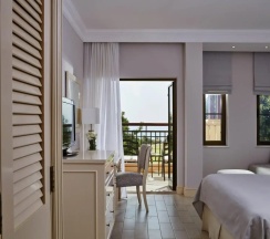 Двухместный номер Deluxe с видом на море двуспальная кровать в Aphrodite Hills Hotel