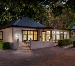 Двухместный коттедж с балконом двуспальная кровать в Moulton Park Cottages