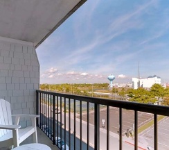 Четырёхместный номер Standard с балконом в Best Western Plus Ocean City