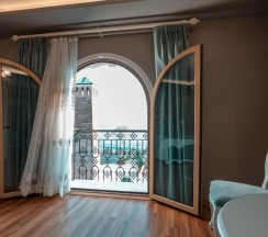 Двухместный номер Deluxe с видом на море двуспальная кровать в Отель Seven Hills Palace