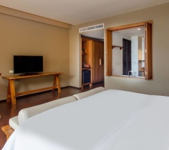 Двухместный номер Jacuzzi Deluxe с видом на океан двуспальная кровать в Silavadee Pool Spa Resort