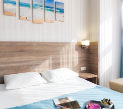 Люкс с балконом и с красивым видом из окна в Camelia