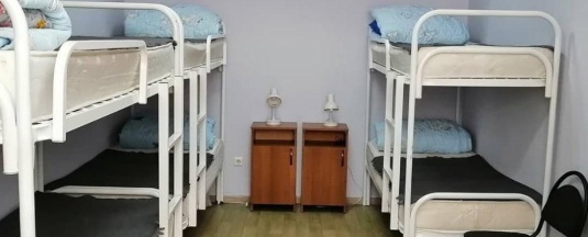 Кровать в 10-местном мужском номере (удобства на этаже) в Красный диван