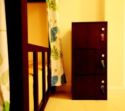 Кровать в общем номере с балконом и с красивым видом из окна в Early Bird Hostel Ayutthaya