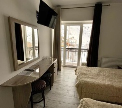 Номер стандарт с 3 односпальными кроватями в AiL Home