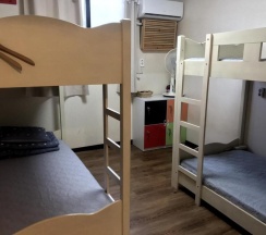 Кровать в общем номере (женский номер) с красивым видом из окна в Doobaki Hostel