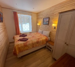 Шестиместный коттедж с 3 комнатами с красивым видом из окна в Аврора Country House