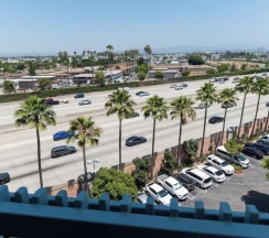 Двухместный номер корпус 1 с видом на город (2 отдельные кровати) в Howard Johnson by Wyndham Anaheim Hotel and Water Playground