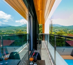 Четырёхместные апартаменты с 3 комнатами с балконом в Валентина