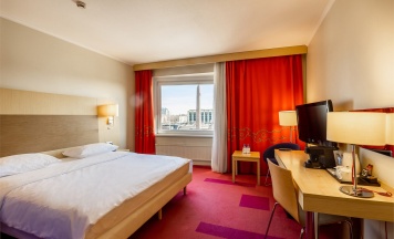Улучшенный с видом на Площадь Победы в Cosmos Saint-Petersburg Pulkovskaya Hotel