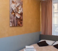 Двухместный номер с одной большой двуспальной кроватью и собственной ванной комнатой в Goldie Home