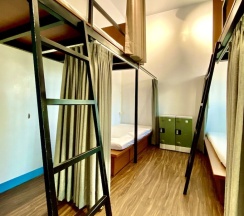 Кровать в общем номере (женский номер) с балконом и рядом с пляжем в Bayhouse Hostel Penghu