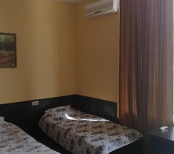 Кровать в общем мужском номере в ТарЛеон
