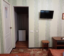 Комната стандарт с 1 односпальной и 1 двуспальной кроватью в Надежда