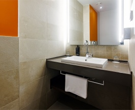 Номер Privilege c большой двуспальной кроватью в МЕРКЮР ТЮМЕНЬ ЦЕНТР