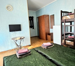 Четырёхместный семейный номер Standard с балконом и с видом на город в Жемчуг village